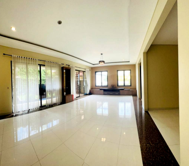 Rumah Luas Posisi HOOK 3 Lantai Siap Huni dengan KT 5+1 Km 5 di @Sentul, Bogor