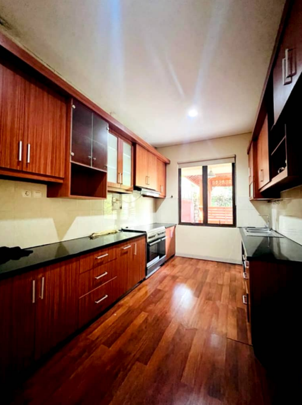 Rumah Luas Posisi HOOK 3 Lantai Siap Huni dengan KT 5+1 Km 5 di @Sentul, Bogor
