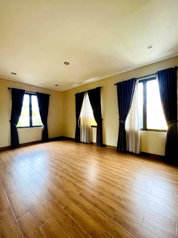 Rumah Luas Posisi HOOK 3 Lantai Siap Huni dengan KT 5+1 Km 5 di @Sentul, Bogor