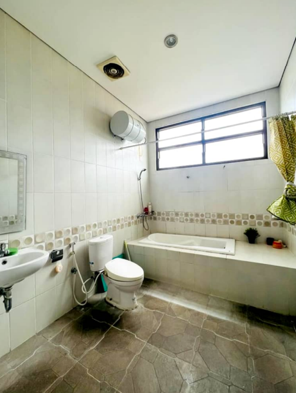 Rumah Luas Posisi HOOK 3 Lantai Siap Huni dengan KT 5+1 Km 5 di @Sentul, Bogor