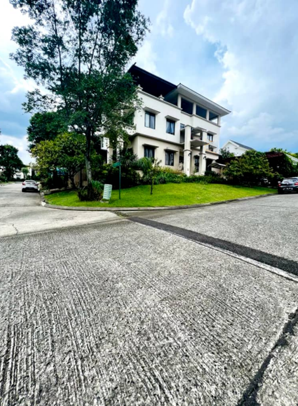 Rumah Luas Posisi HOOK 3 Lantai Siap Huni dengan KT 5+1 Km 5 di @Sentul, Bogor