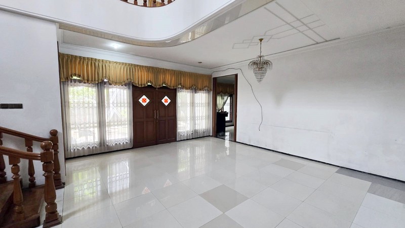 Rumah di Raya Satelit Utara Surabaya Barat, Strategis, Row Jalan Lebar, Bebas Banjir