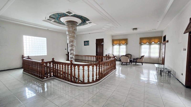 Rumah di Raya Satelit Utara Surabaya Barat, Strategis, Row Jalan Lebar, Bebas Banjir