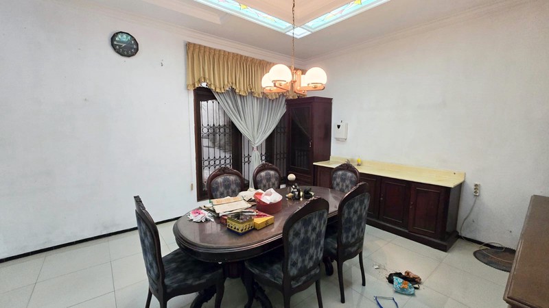 Rumah di Raya Satelit Utara Surabaya Barat, Strategis, Row Jalan Lebar, Bebas Banjir