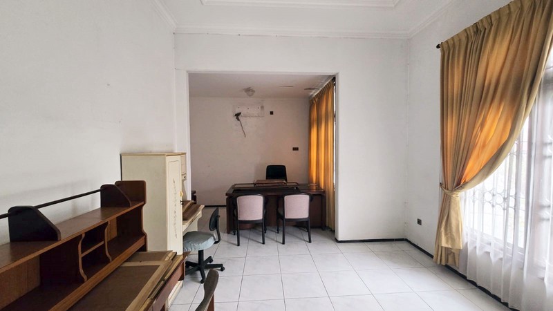 Rumah di Raya Satelit Utara Surabaya Barat, Strategis, Row Jalan Lebar, Bebas Banjir