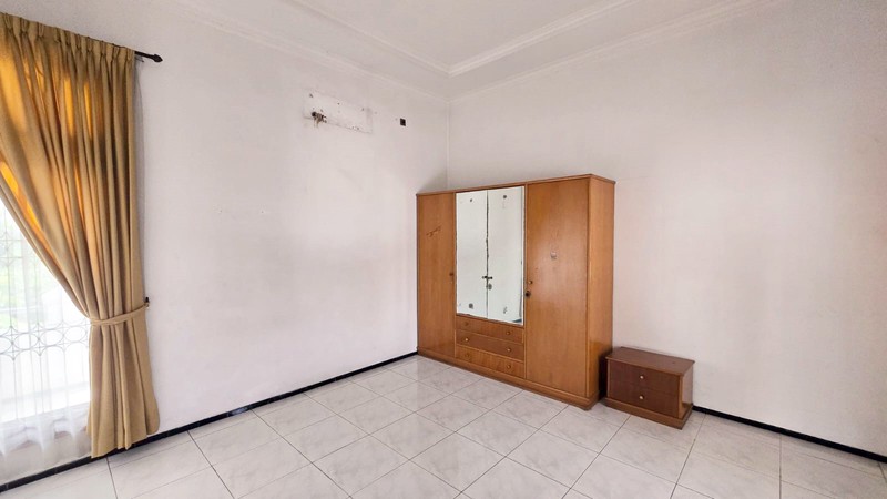 Rumah di Raya Satelit Utara Surabaya Barat, Strategis, Row Jalan Lebar, Bebas Banjir