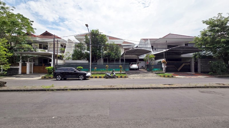 Rumah di Raya Satelit Utara Surabaya Barat, Strategis, Row Jalan Lebar, Bebas Banjir