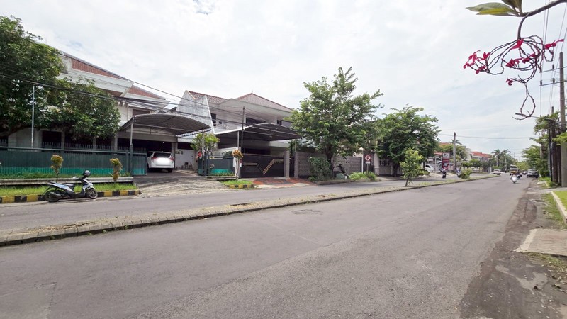 Rumah di Raya Satelit Utara Surabaya Barat, Strategis, Row Jalan Lebar, Bebas Banjir