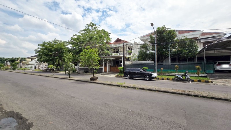Rumah di Raya Satelit Utara Surabaya Barat, Strategis, Row Jalan Lebar, Bebas Banjir