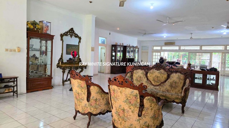 Rumah Tua Hitung Tanah di Lokasi Strategis di Kemang 
