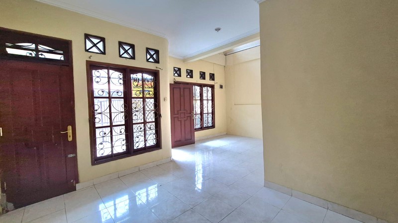Rumah 2 Lantai Disewakan di Tebet Barat - 3+1 KT, Lingkungan Tenang & Strategis