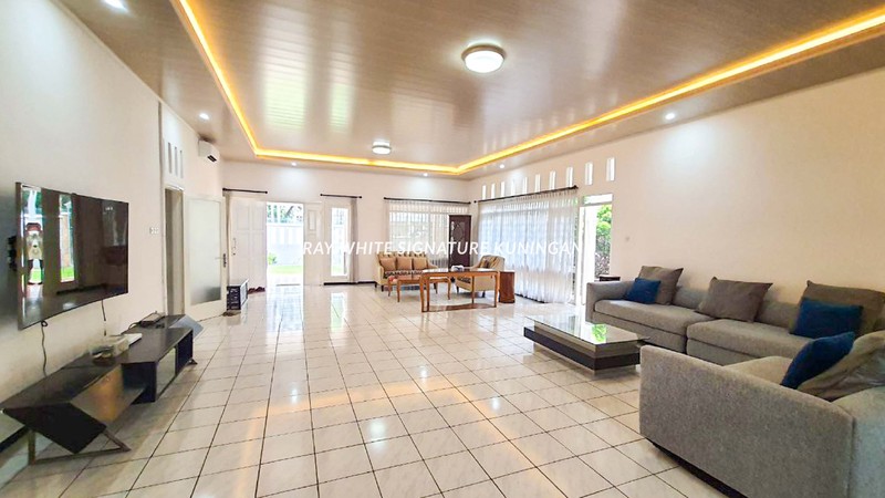 Rumah Mewah Disewakan Lokasi Premium dan Strategis di Jalan Wijaya