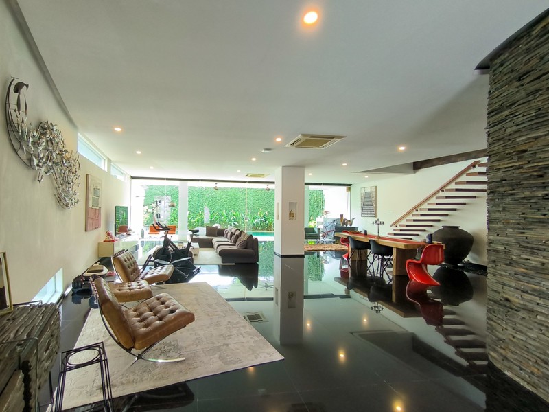 Private Family Home Bintaro Sektor 5 dengan Private Pool