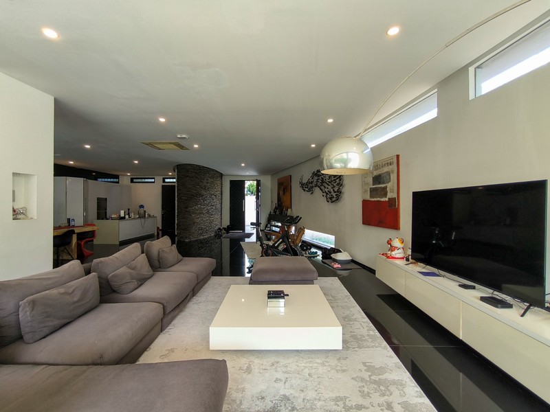 Private Family Home Bintaro Sektor 5 dengan Private Pool