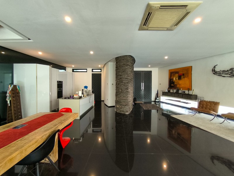 Private Family Home Bintaro Sektor 5 dengan Private Pool
