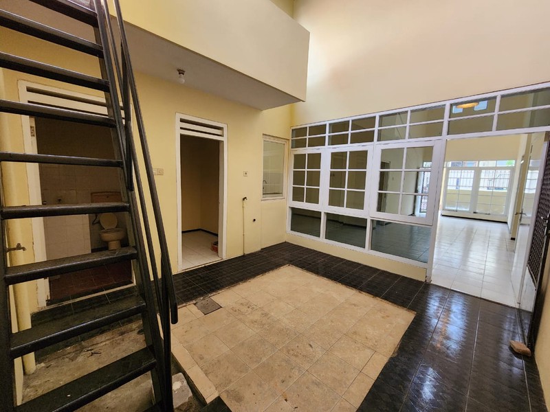 DISEWAKAN RUMAH NIRWANA EXECUTIVE BLOK AA WONOREJO PERMAI