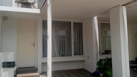 Langka Rumah di Tabebuya Furhished  dengan Halaman Belakang 