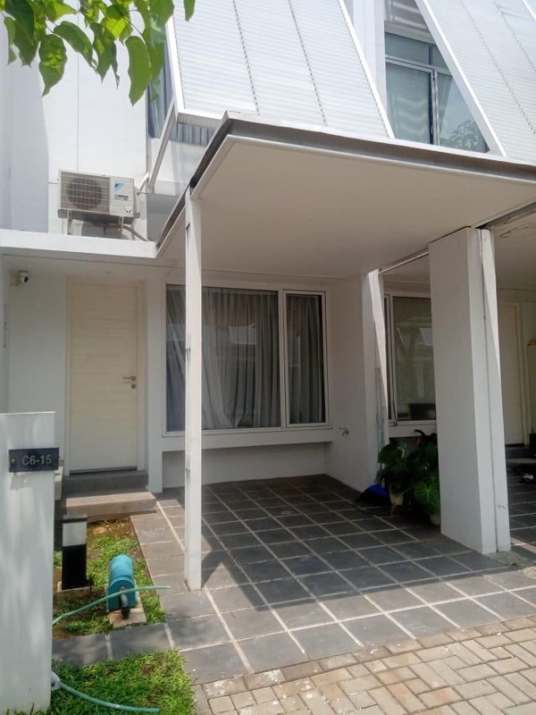 Langka Rumah di Tabebuya Furhished  dengan Halaman Belakang 