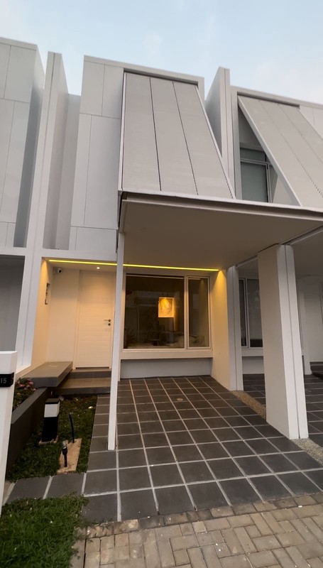 Langka Rumah di Tabebuya Furhished  dengan Halaman Belakang 