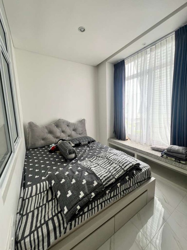 Langka Rumah di Tabebuya Furhished  dengan Halaman Belakang 