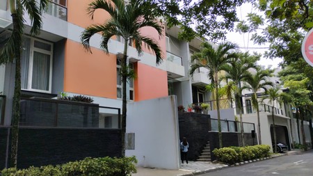 Hunian Mewah 3 Lantai Di Jantung Kota  Selangkah Ke Plaza Ambarrukmo