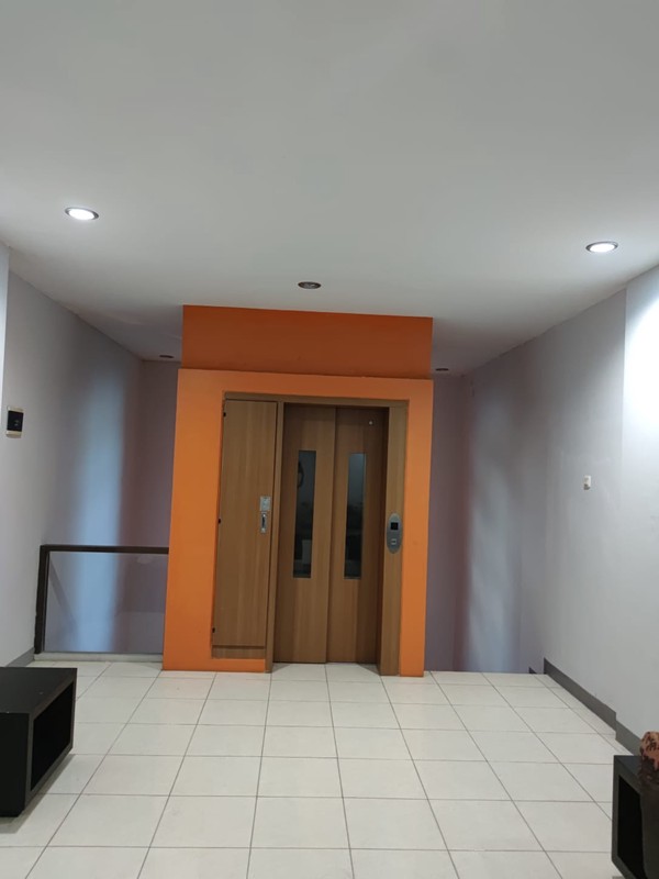 Hunian Mewah 3 Lantai Di Jantung Kota  Selangkah Ke Plaza Ambarrukmo