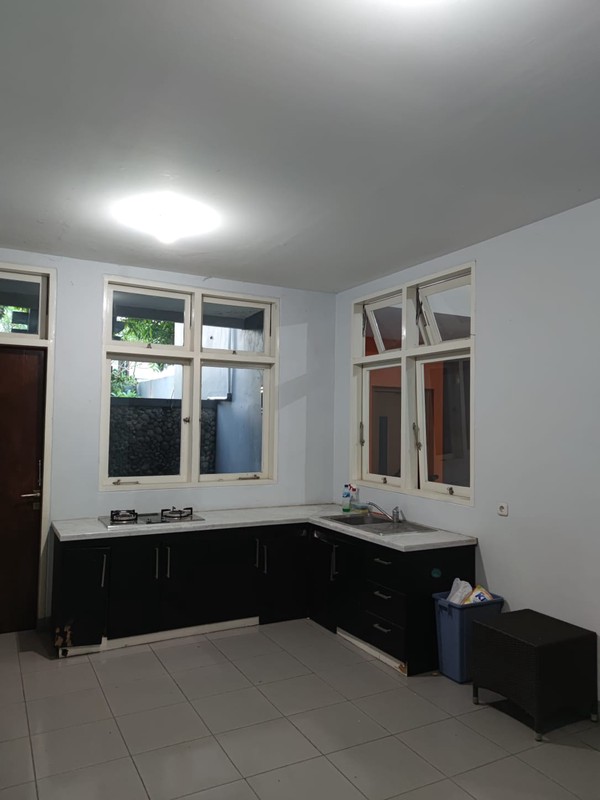 Hunian Mewah 3 Lantai Di Jantung Kota  Selangkah Ke Plaza Ambarrukmo