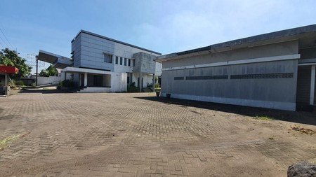 Dijual gedung raya kletek nol jalan raya strategis hitung tanah Sidoarjo Jawa Timur 