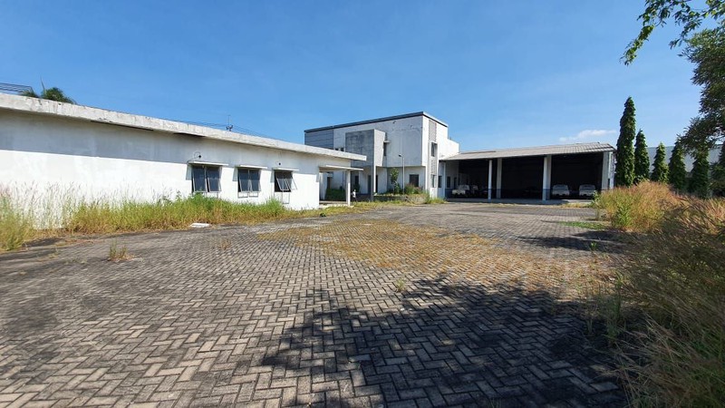 Dijual gedung raya kletek nol jalan raya strategis hitung tanah Sidoarjo Jawa Timur 