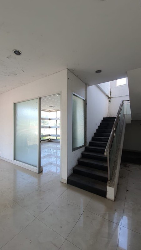 Dijual gedung raya kletek nol jalan raya strategis hitung tanah Sidoarjo Jawa Timur 