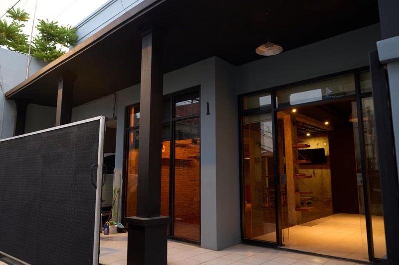 Rumah Ideal untuk Small Family - Business Owners yang mencari Tempat Tinggal dan Ruang Usaha di Lokasi yang sangat strategis Tebet Jaksel