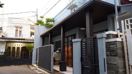 Rumah Ideal untuk Small Family - Business Owners yang mencari Tempat Tinggal dan Ruang Usaha di Lokasi yang sangat strategis Tebet Jaksel