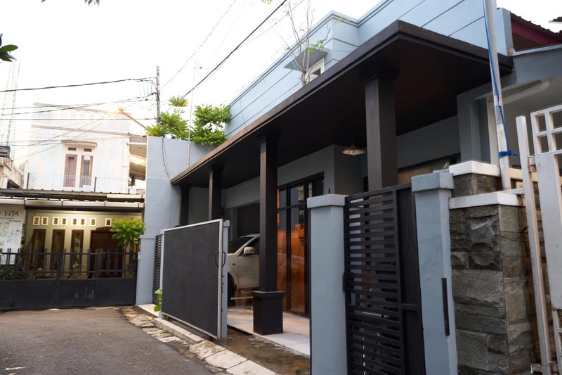 Rumah Ideal untuk Small Family - Business Owners yang mencari Tempat Tinggal dan Ruang Usaha di Lokasi yang sangat strategis Tebet Jaksel