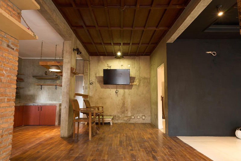 Rumah Ideal untuk Small Family - Business Owners yang mencari Tempat Tinggal dan Ruang Usaha di Lokasi yang sangat strategis Tebet Jaksel