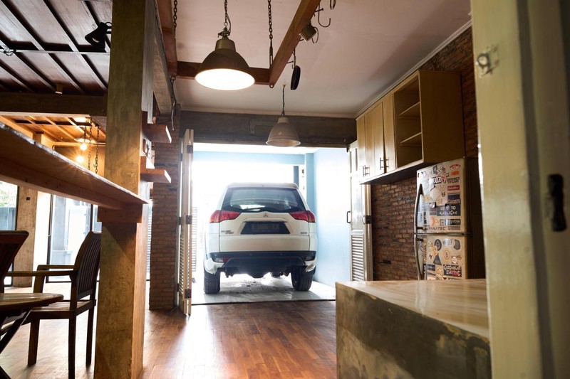 Rumah Ideal untuk Small Family - Business Owners yang mencari Tempat Tinggal dan Ruang Usaha di Lokasi yang sangat strategis Tebet Jaksel