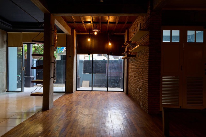 Rumah Ideal untuk Small Family - Business Owners yang mencari Tempat Tinggal dan Ruang Usaha di Lokasi yang sangat strategis Tebet Jaksel