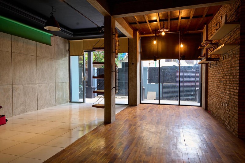 Rumah Ideal untuk Small Family - Business Owners yang mencari Tempat Tinggal dan Ruang Usaha di Lokasi yang sangat strategis Tebet Jaksel