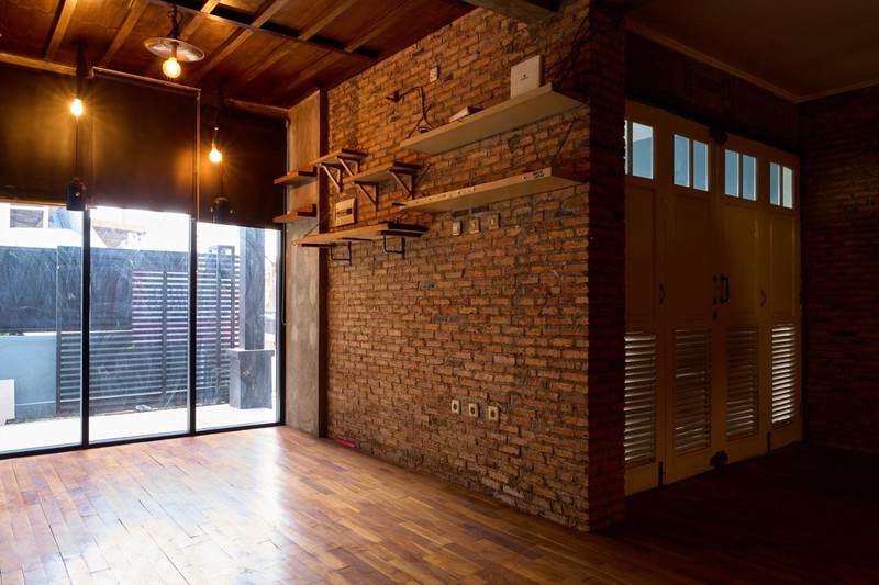 Rumah Ideal untuk Small Family - Business Owners yang mencari Tempat Tinggal dan Ruang Usaha di Lokasi yang sangat strategis Tebet Jaksel