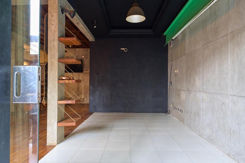 Rumah Ideal untuk Small Family - Business Owners yang mencari Tempat Tinggal dan Ruang Usaha di Lokasi yang sangat strategis Tebet Jaksel