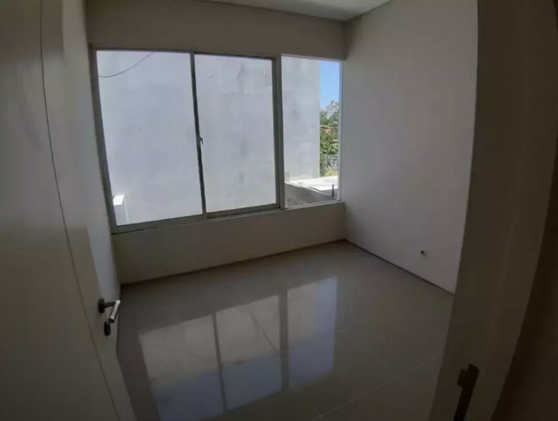 Dijual Rumah New Gress Dua Lantai Royal Residence Wiyung - Murah 1,975M