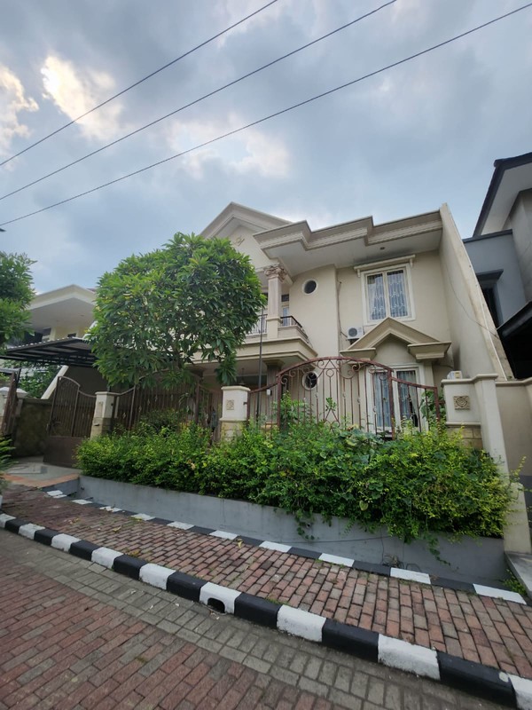 Disewakan Rumah Full Furnish ada Kolam Renang Taman Hunian Satelit Surabaya