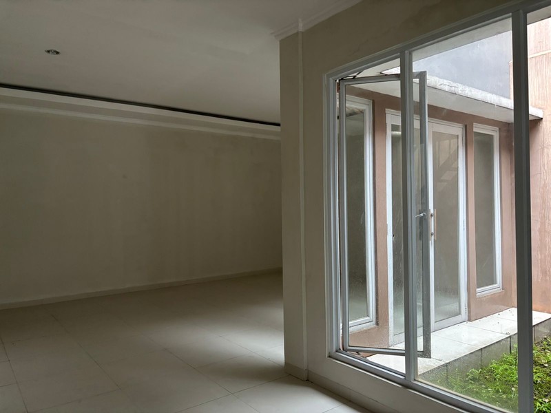 Rumah Kokoh 2 Lantai di Legenda Wisata Cibubur 