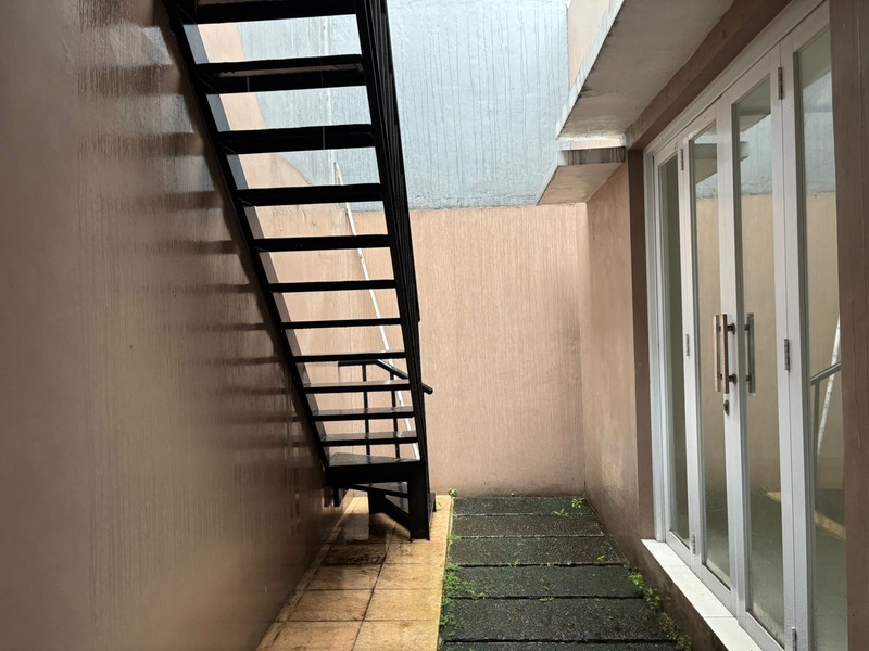 Rumah Kokoh 2 Lantai di Legenda Wisata Cibubur 