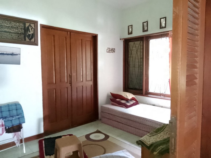 Rumah Besar dengan Halaman Luas dan Asri di Pondok Hijau