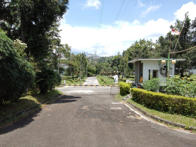 Rumah Besar dengan Halaman Luas dan Asri di Pondok Hijau