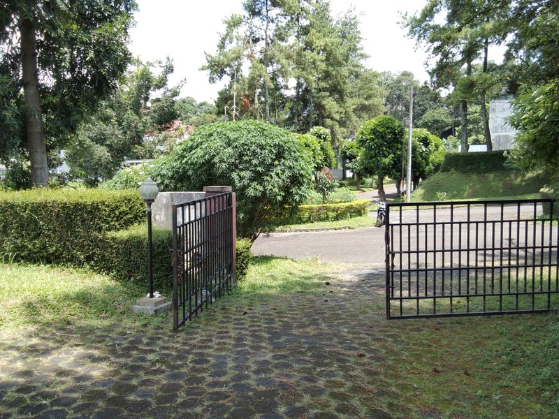 Rumah Besar dengan Halaman Luas dan Asri di Pondok Hijau