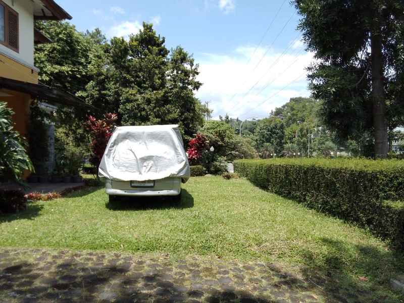 Rumah Besar dengan Halaman Luas dan Asri di Pondok Hijau