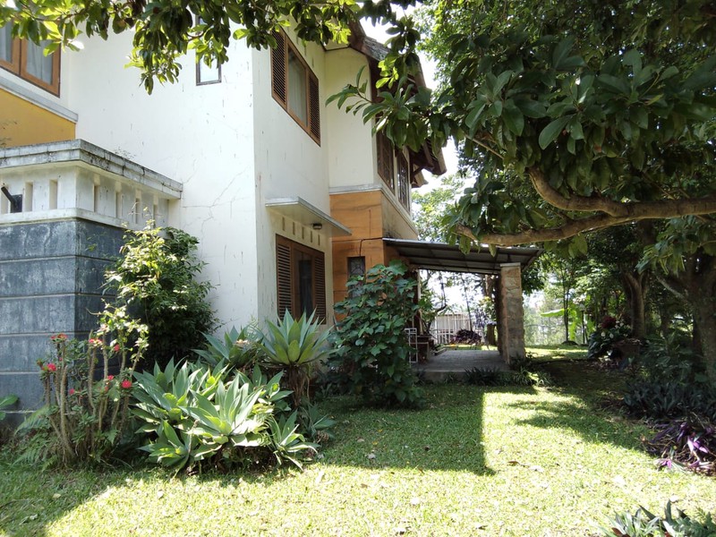 Rumah Besar dengan Halaman Luas dan Asri di Pondok Hijau