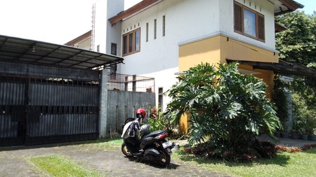 Rumah Besar dengan Halaman Luas dan Asri di Pondok Hijau