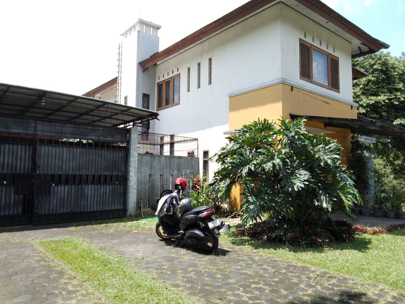 Rumah Besar dengan Halaman Luas dan Asri di Pondok Hijau